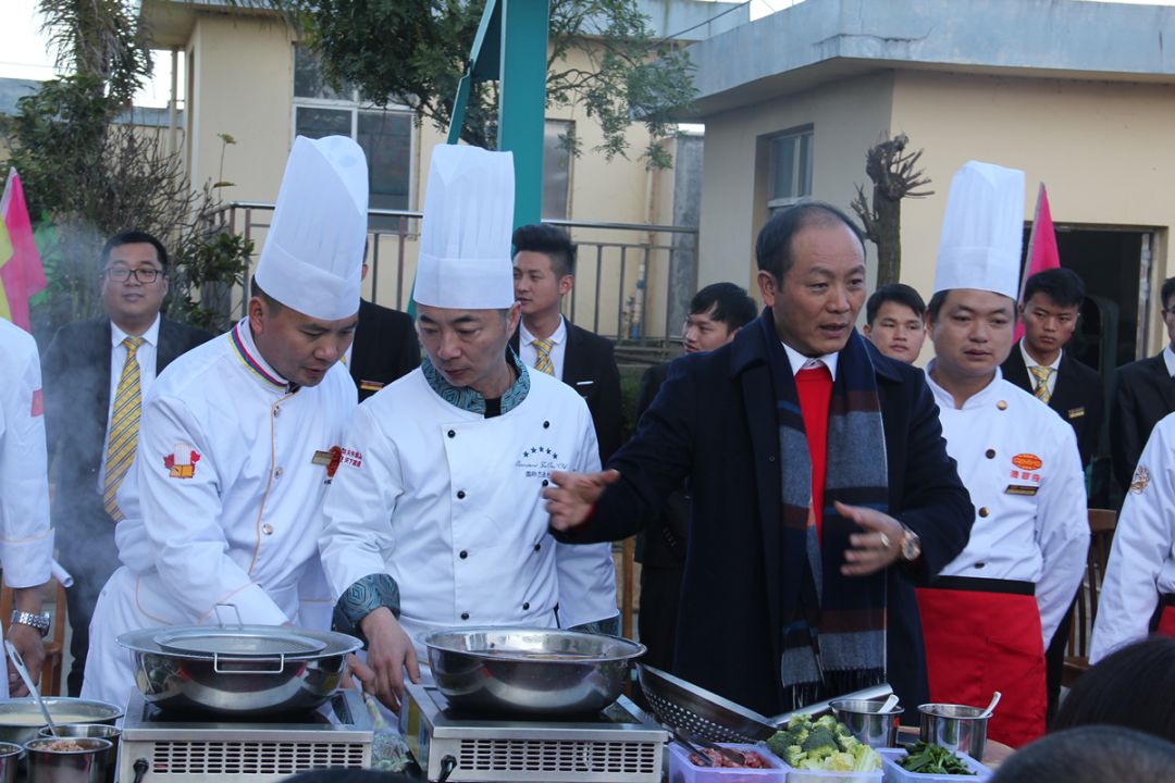 董事长周靖雄先生介绍米线汤包